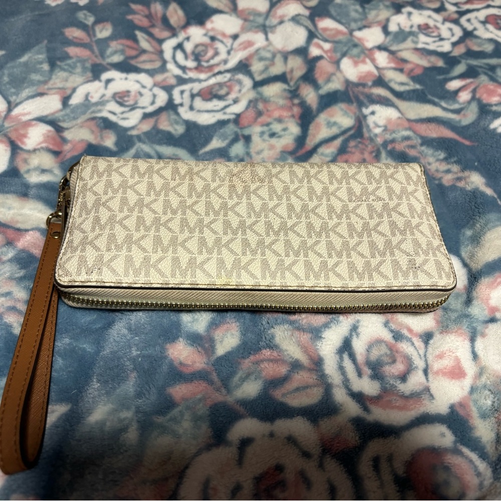 micheal kors brown and white wallet rust stain by zipper, zipper still works